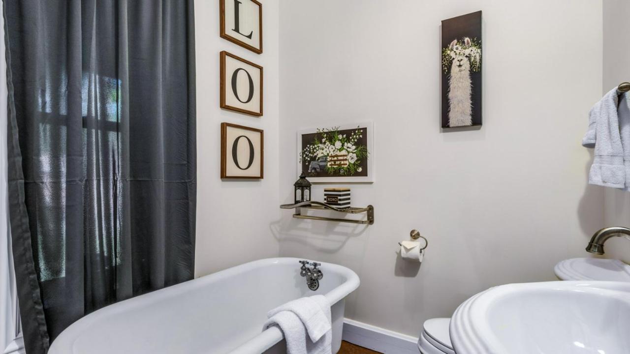 The Woodbridge House Hotel Kingsville Bagian luar foto